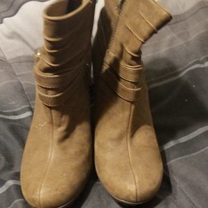 Aerosoles Meant to be booties 7.5